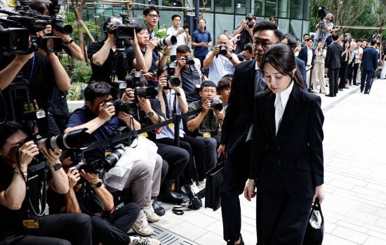 도이치모터스 주가조작 연루 의혹 등을 받고 있는 김건희 여사가 6일 서울 종로구에 마련된 김건희특검팀에 피의자 신분으로 출석하고 있다. 2025.8.6. 강진형 기자