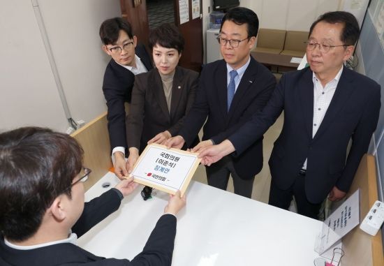 박충권·김은혜·곽규택·조승환 국민의힘 의원이 6일 국회 의안과에서 이춘석 더불어민주당 의원 징계안을 제출하고 있다. 김현민 기자