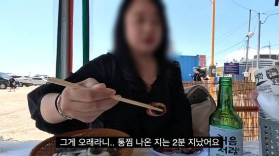 강원도 속초의 한 오징어 난전 식당 직원이 1인 손님에게 불친절하게 응대한 사실이 뒤늦게 알려지며 논란이 일고 있다. A씨 유튜브
