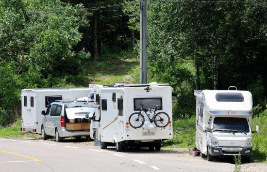 지난 6월 말 폭염특보가 내려지고 열대야가 본격적으로 시작되자 피서의 명소인 강원 평창군 대관령 일원에는 공터마다 캠핑카가 삼삼오오 몰려들고 있다. 사진은 기사의 특정 내용과 관련 없음. 연합뉴스