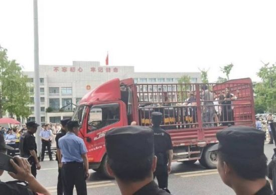 시위대 체포해 사용된 가축 운반용 트럭. 엑스