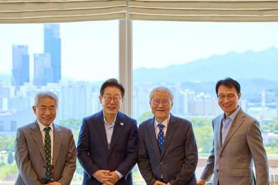 이재명 대통령이 지난달 11일 서울 용산 대통령실 청사에서 언론인 오찬에 앞서 기념촬영을 하고 있다. 왼쪽부터 정규재 전 한국경제신문 주필, 이 대통령,  조갑제 조갑제닷컴 대표, 이규연 대통령실 홍보소통수석. 대통령실