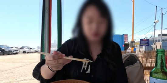 강원도 속초의 한 오징어 난전 식당 직원이 1인 손님에게 불친절하게 응대한 사실이 뒤늦게 알려지며 논란이 일고 있다. A씨 유튜브