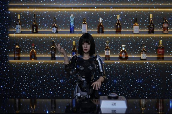 레스토랑에서 휴머노이드 로봇이 리셉션 업무를 수행하고 있다. AP연합뉴스