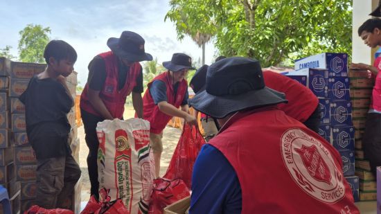 캄보디아 난민 지원활동을 하고 있는 구세군. 구세군