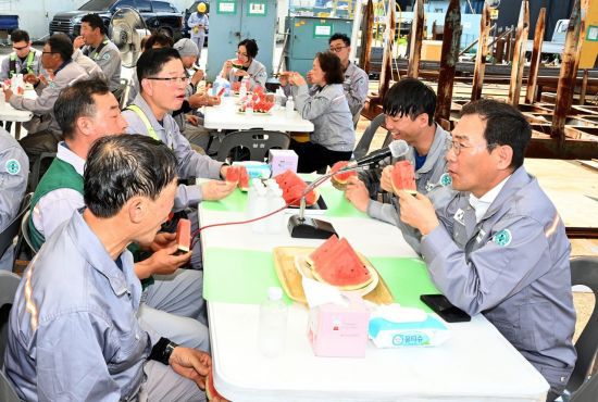 HJ중공업에서 수박간담회가 열리고 있다.