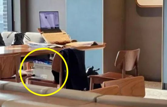 경북 안동의 스타벅스 매장에서 프린터기를 들고 온 손님의 모습이 포착됐다. 온라인 커뮤니티