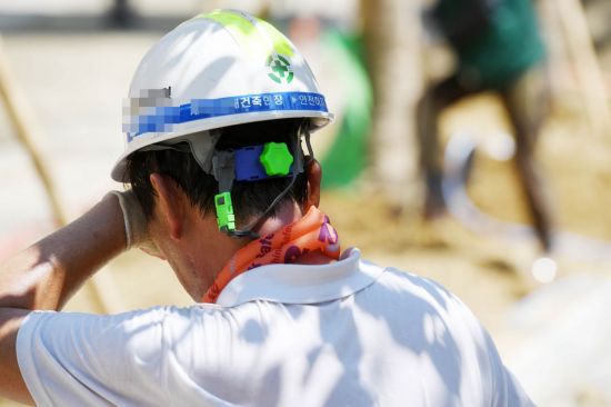 서울 한 건설현장에서 근로자가 땀을 닦고 있다. 아시아경제DB