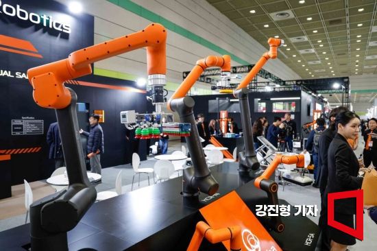 27일 서울 강남구 코엑스에서 열린 '2024 스마트공장·자동화산업전'에 한화로보틱스의 협동로봇이 전시돼 있다. 사진=강진형 기자aymsdream@