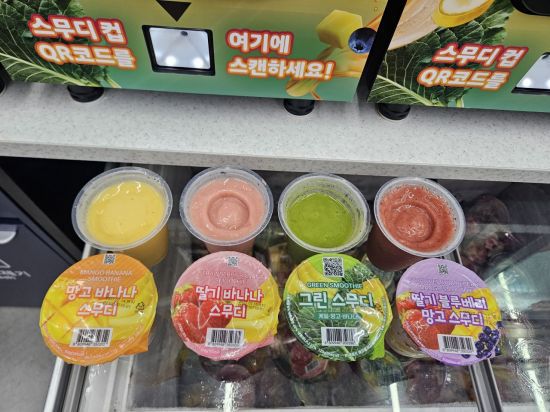 GS25가 출시한 생과일 스무디. 왼쪽부터 망고 바나나 스무디, 딸기 바나나 스무디, 그린 스무디, 딸기 블루베리 망고 스무디. 사진=박재현 기자