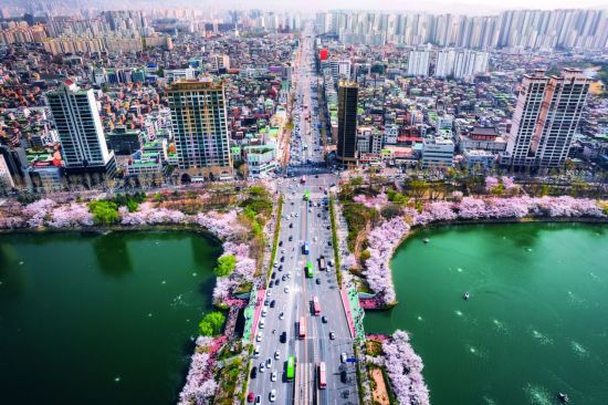 하늘에서 바라본 송파대로와 석촌호수. 송파구 제공.