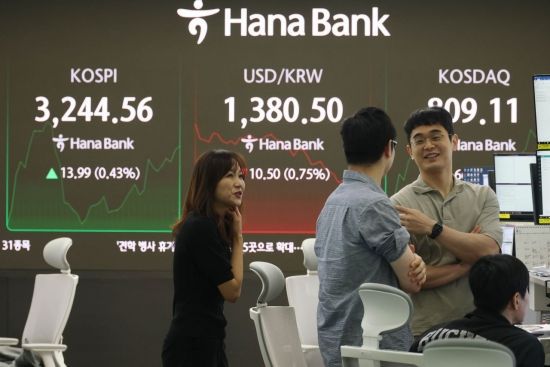 코스피 지수가 4년 만에 최고치를 넘어서며 연일 기록을 경신하고 있는 가운데 30일 서울 중구 하나은행 딜링룸 모니터에 코스피를 비롯해 원/환율 등이 표시돼 있다. 이날 코스피는 장 초반 3,235대에서 강보합세를 보이고 있다. 오전 9시 2분 현재 코스피는 전장보다 7.53포인트(0.23%) 오른 3,238.10을 보이고있다. 2025.7.30 조용준 기자