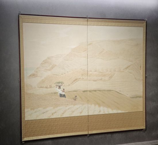 김정현 '풍경'(1940년대). 화면 대부분을 차지하는 남도의 논밭 사이로 무가 가득 담긴 소쿠리를 든 채 아이를 업고 가는 여인과 그 뒤를 따르는 소년의 모습을 그린 작품. 서믿음 기자