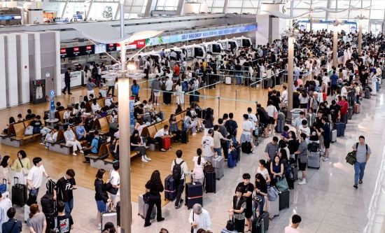 여름 휴가철 사람들로 붐비는 인천공항. 강진형 기자