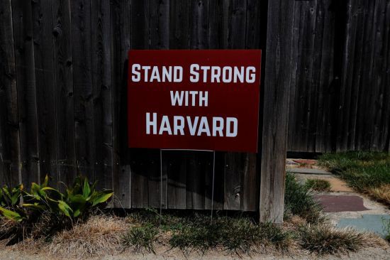 하버드대학교 인근 동네의 한 주택에서 하버드대를 응원하는 간판을 내걸고 있다. 로이터연합뉴스