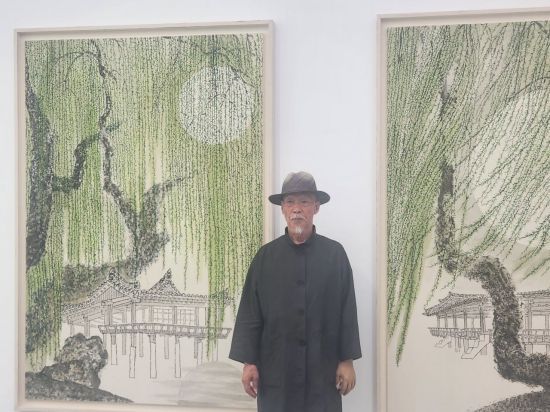 14일 리안갤러리 대구에서 열린 간담회에서 박대성 화백이 작품을 설명하고 있다. 서믿음 기자