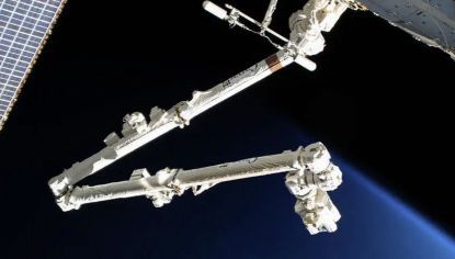 국제우주정거장(ISS)의 우주 로봇 팔. 우주 비행사를 보조할 목적으로 개발됐지만, 악용하면 다른 나라의 인공위성이나 우주 구조물을 파괴하는 무기로 활용할 수 있다. 미 항공우주국(NASA)