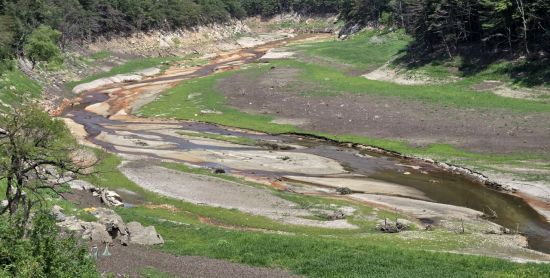 12일 강원 강릉시 주 상수원인 오봉저수지 저수율이 역대 최저치인 25.4%까지 낮아진 가운데 저수지 중·상류 지역이 잡초가 무성하거나 맨바닥을 드러내고 있다. 15일 현재 저수율은 24.2%까지 낮아져 제한급수를 시행하기로 했다. 연합뉴스