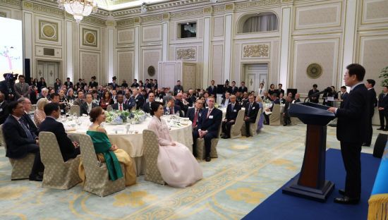 이재명 대통령이 15일 청와대 영빈관에서 열린 '대통령의 초대, 주한외교단 만찬'에서 발언하고 있다. 이날 행사에는 주한외교단을 비롯해 이 대통령 특사단 단장, 국회 외통위 위원, 관계부처 장관, 경제단체장 등이 참석했다. 연합뉴스