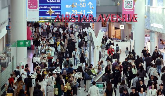 정부는 “연휴가 길어지면 해외여행이 늘어 오히려 내수 진작에 방해된다”며 10월 10일 임시공휴일 지정을 검토하지 않고 있다고 밝혔다. 사진은 지난 5월 연휴 당시 인천국제공항 1터미널 면세구역 모습. 연합뉴스