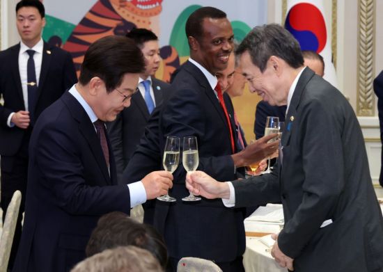 이재명 대통령이 15일 청와대 영빈관에서 열린 '대통령의 초대, 주한외교단 만찬'에서 미즈시마 고이치 주한일본대사와 건배하고 있다. 이날 행사에는 주한외교단을 비롯해 이 대통령 특사단 단장, 국회 외통위 위원, 관계부처 장관, 경제단체장 등이 참석했다. 연합뉴스