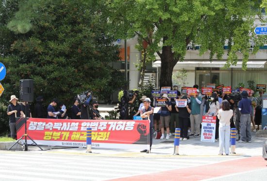 경남 창원시 성산구 상남동 '생활형 숙박시설' 힐스테이트 창원 센트럴 입주예정자들이 오피스텔로의 용도 변경을 촉구하는 집회를 열고 있다. 이세령 기자