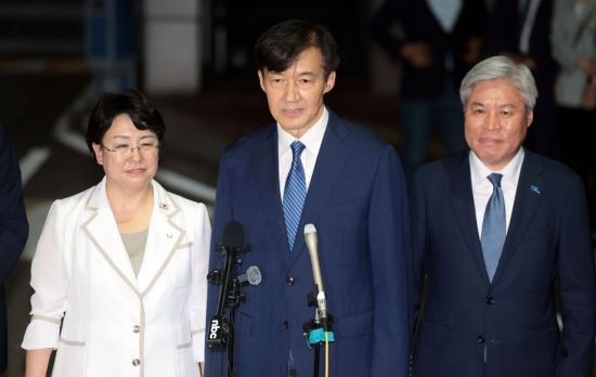 조국 조국혁신당 전 대표가 15일 서울 구로구 남부교도소에서 광복절 특별사면·복권 조치로 출소하며 대국민 인사를 하고 있다. 연합뉴스