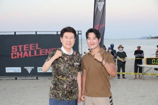 강철 챌린지에서 이강덕 포항시장(왼쪽)과 기념 촬영하고 있다.