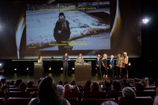 영화 '여행과 나날' 수상 순간[사진=로카르노 영화제 제공]