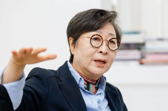 김성희 국립현대미술관 관장이 14일 서울 종로구 국립현대미술관에서 인터뷰 하고 있다. 강진형 기자