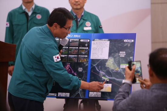 경남도 관계자가 산청군 생비량면 상능마을 이주단지 조성 계획을 설명하고 있다. 이세령 기자