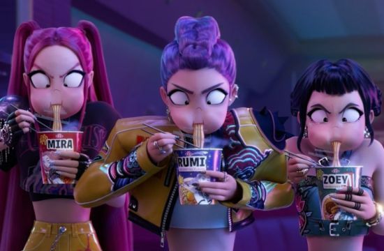 케이팝 데몬 헌터스의 인기 걸그룹 헌트릭스가 라면을 먹고 있는 장면. 넷플릭스