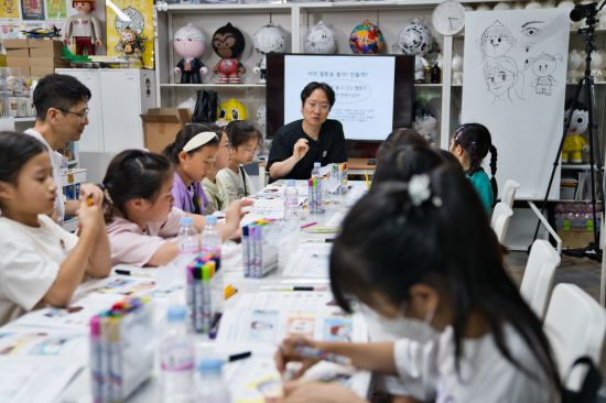부천에서 활동중인 임덕영 웹툰작가 작업실 '툰토이 스튜디오'에서 '꿈의 스튜디오 부천' 2차 오픈 워크숍이 열리고 있다. 2025.8.2 부천시