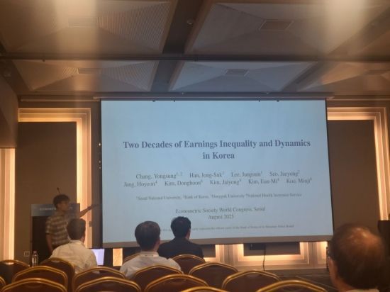 한종석 동국대 경제학과 교수가 21일 세계경제학자대회(ESWC)에서 '한국의 지난 20년간 소득불평등' 분석 결과를 발표하고 있다. 김혜민 기자