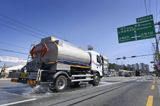 도로 열기를 낮춰주는 살수차.