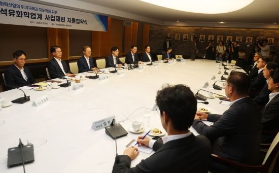 김정관 산업부 장관이 20일 서울 중구 대한상공회의소에서 열린 '석유화학 산업 재도약을 위한 산업계 사업재편 자율협약식'에 참석, 모두발언을 하고 있다. 2025.08.20 윤동주 기자.