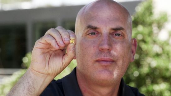 금화를 들고 있는 이프타 샬레브 고고학 박사. 에밀 알라젬·이스라엘 유물관리청·이스라엘 관광청