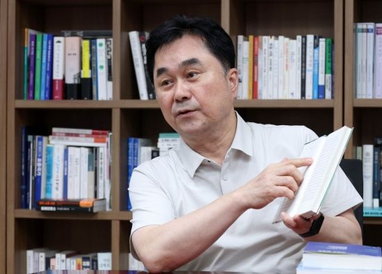 김종민 무소속 의원이 국회 의원회관에서 아시아경제와 인터뷰를 하고 있다. 2025.8.21 김현민 기자