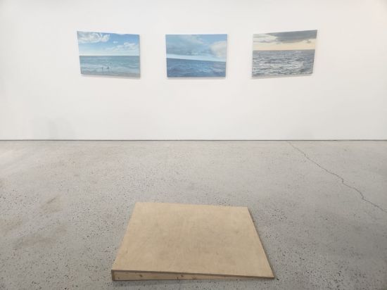 안규철의 '세 개의 수평선'(2024) 작품, 양쪽 그림은 기울어진 수평선에 맞춰 작품 자체를 비뚤게 걸었고, 중앙 작품 앞에는 수평선 기울기와 같은 경사판을 설치해 눈높이를 맞췄다. 서믿음 기자