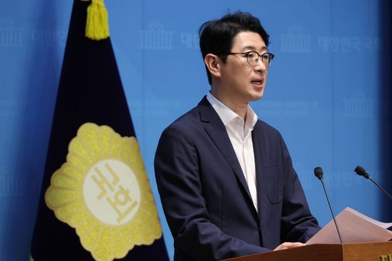 조국 조국혁신당 혁신정책연구원장의 ‘2030 세대 극우화’ 발언을 두고 국민의힘 주진우 의원이 강하게 반발했다. 연합뉴스