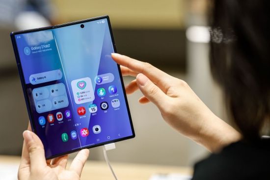 지난달 15일 서울 종로구 KT플라자 광화문중앙점을 찾은 고객이 삼성전자 '갤럭시 Z 폴드7'을 체험하고 있다. 강진형 기자