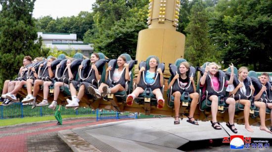 북러소년친선야영에 참가한 러시아학생소년야영단이 지난달 29일 북한에서 놀이기구를 타고 있다. 조선중앙통신, 연합뉴스