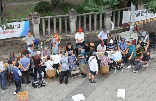 서울 종로구 탑골공원 인근에서 어르신들이 모여 있다. 연합뉴스