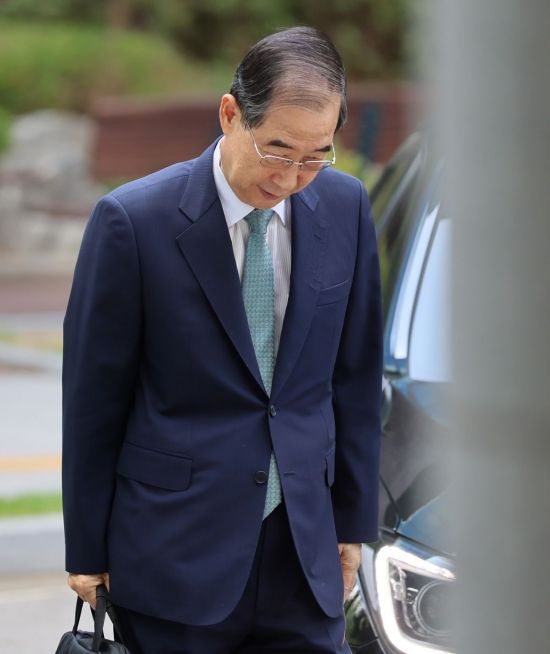 한덕수 전 국무총리가 지난 22일 12·3 비상계엄 관련 내란·외환 사건을 수사하는 조은석 특별검사팀 사무실이 마련된 서울 서초구 서울고등검찰청으로 출석하고 있다. 윤동주 기자