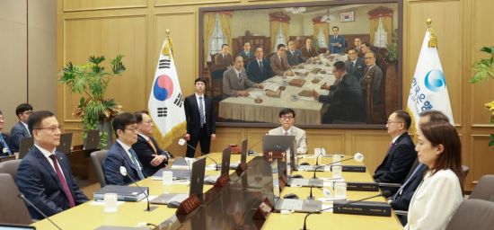 이창용 한국은행 총재를 비롯한 금융통화위원들이 지난달 10일 서울 중구 한은에서 열린 금통위 통화정책방향 결정 회의를 하고 있다. 한국은행