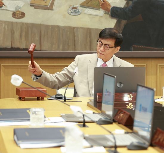 이창용 한국은행 총재가 지난달 10일 서울 중구 한은에서 열린 금융통화위원회 통화정책방향 결정 회의에서 의사봉을 두드리고 있다. 한국은행