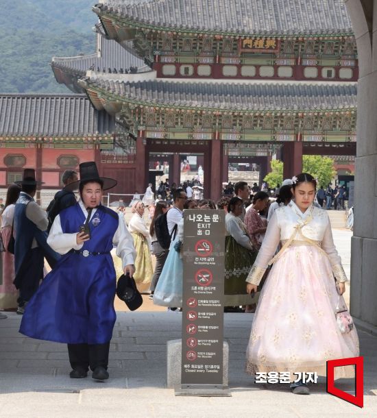 한복을 입고 서울 관광에 나선 외국인 관광객들이 경복궁을 구경하고 있다.조용준 기자