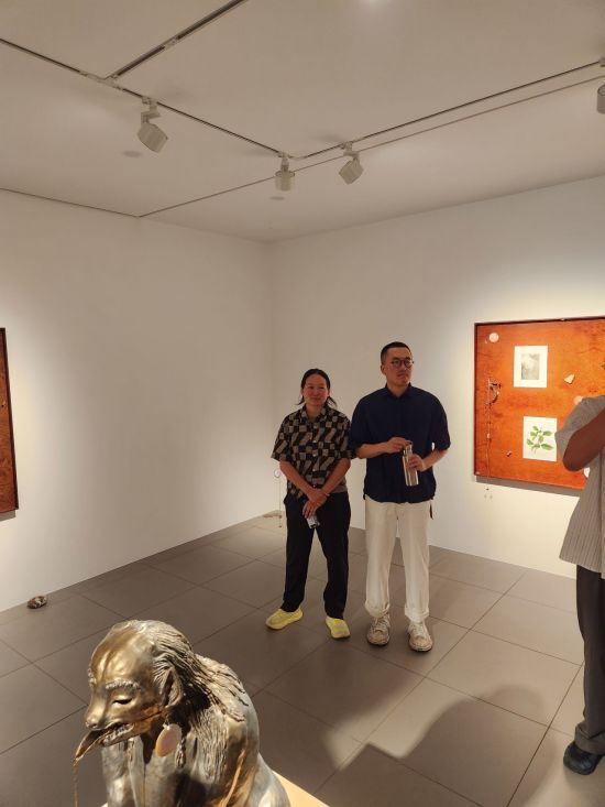 26이 오전 갤러리현대(현대화랑)에서 열린  '나 아닌, 내가 아닌, 나를 통해 부를 바람' 전시 간담회에서 이강승 작가(오른쪽)와 캔디스 린 작가가 작품설명하고 있다. 서믿음 기자