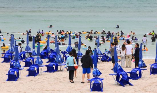 지난 10일 제주시 조천읍 함덕해수욕장에서 피서객들이 물놀이를 즐기고 있다. 사진은 본문 내용과 직접적 연관 없음. 연합뉴스