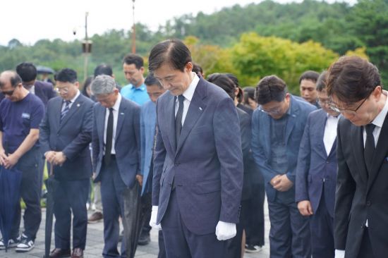 조국 조국혁신당 혁신정책연구원장이 26일 광주 북구 국립5·18민주묘지에서 희생 영령을 기리며 묵념하고 있다. 송보현 기자